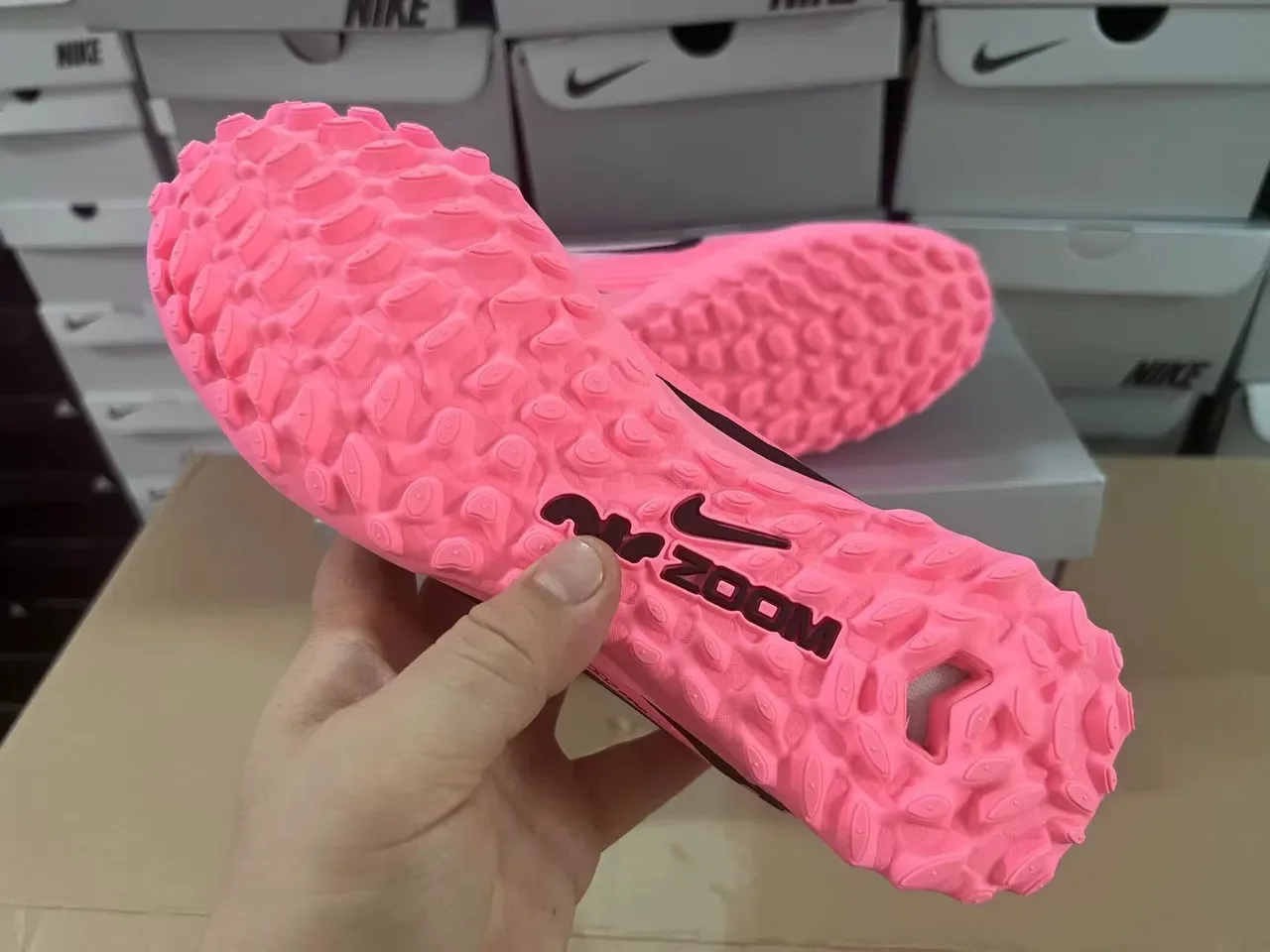 Nike Chaussures de football turf upper en tricot rose et noir semelle profil bas 3