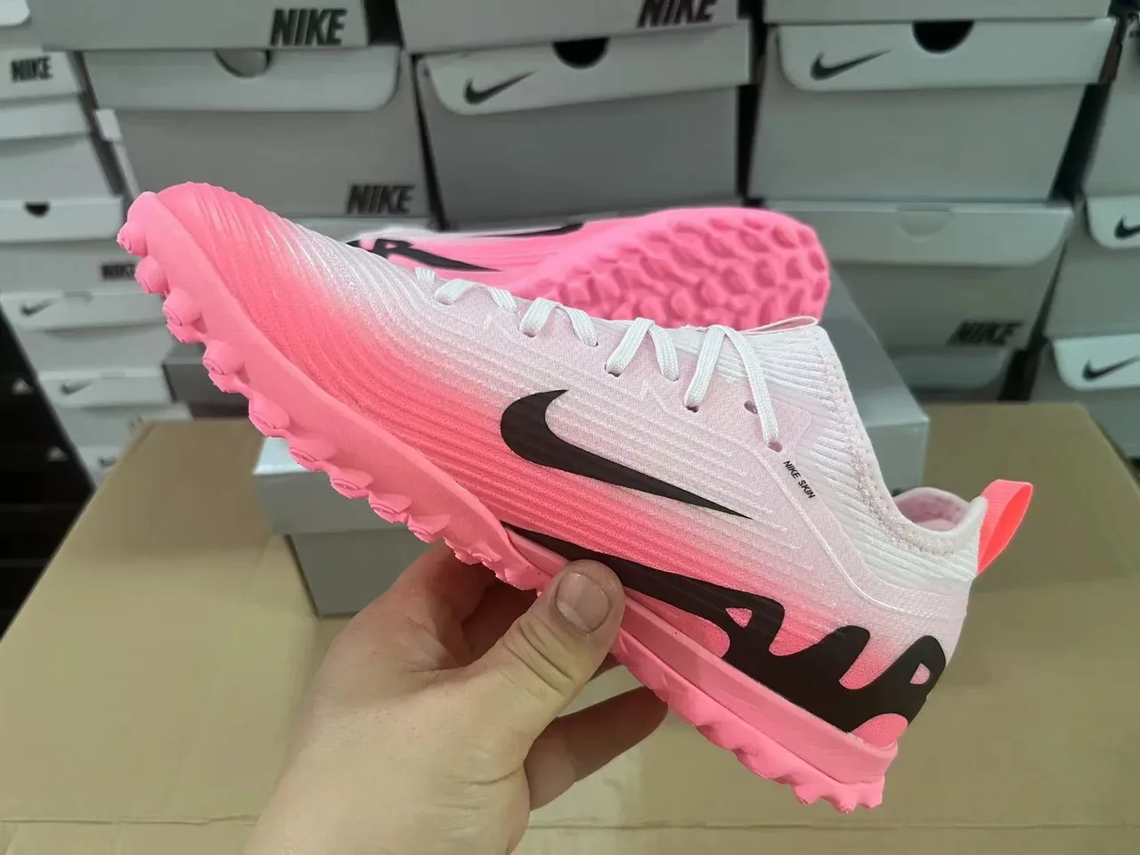 Nike Chaussures de football turf upper en tricot rose et noir semelle profil bas 4