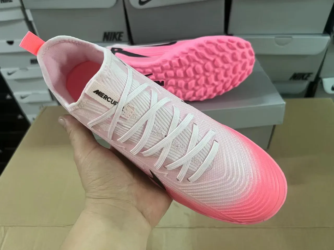 Nike Chaussures de football turf upper en tricot rose et noir semelle profil bas 5