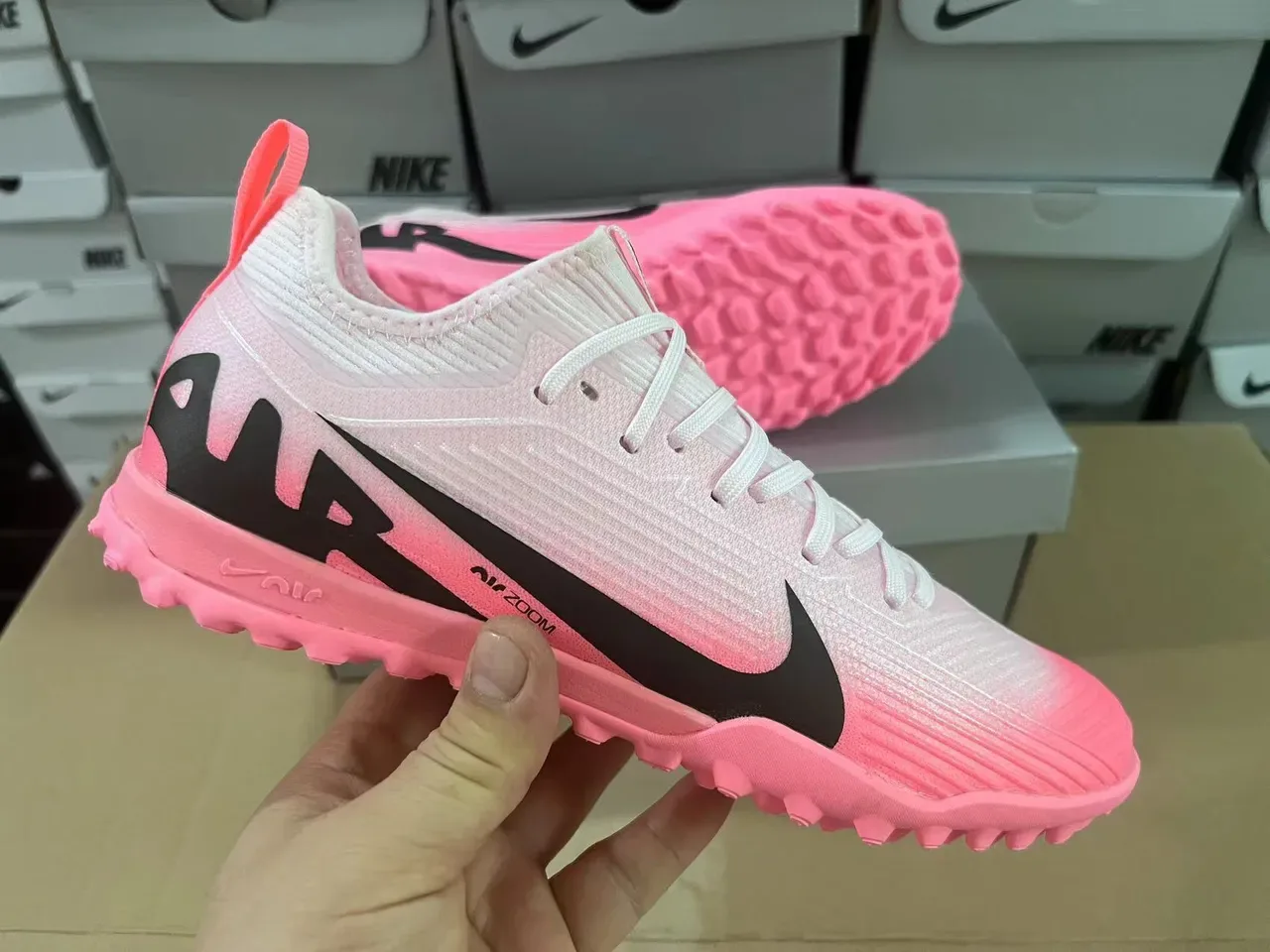 Nike Chaussures de football turf upper en tricot rose et noir semelle profil bas 6