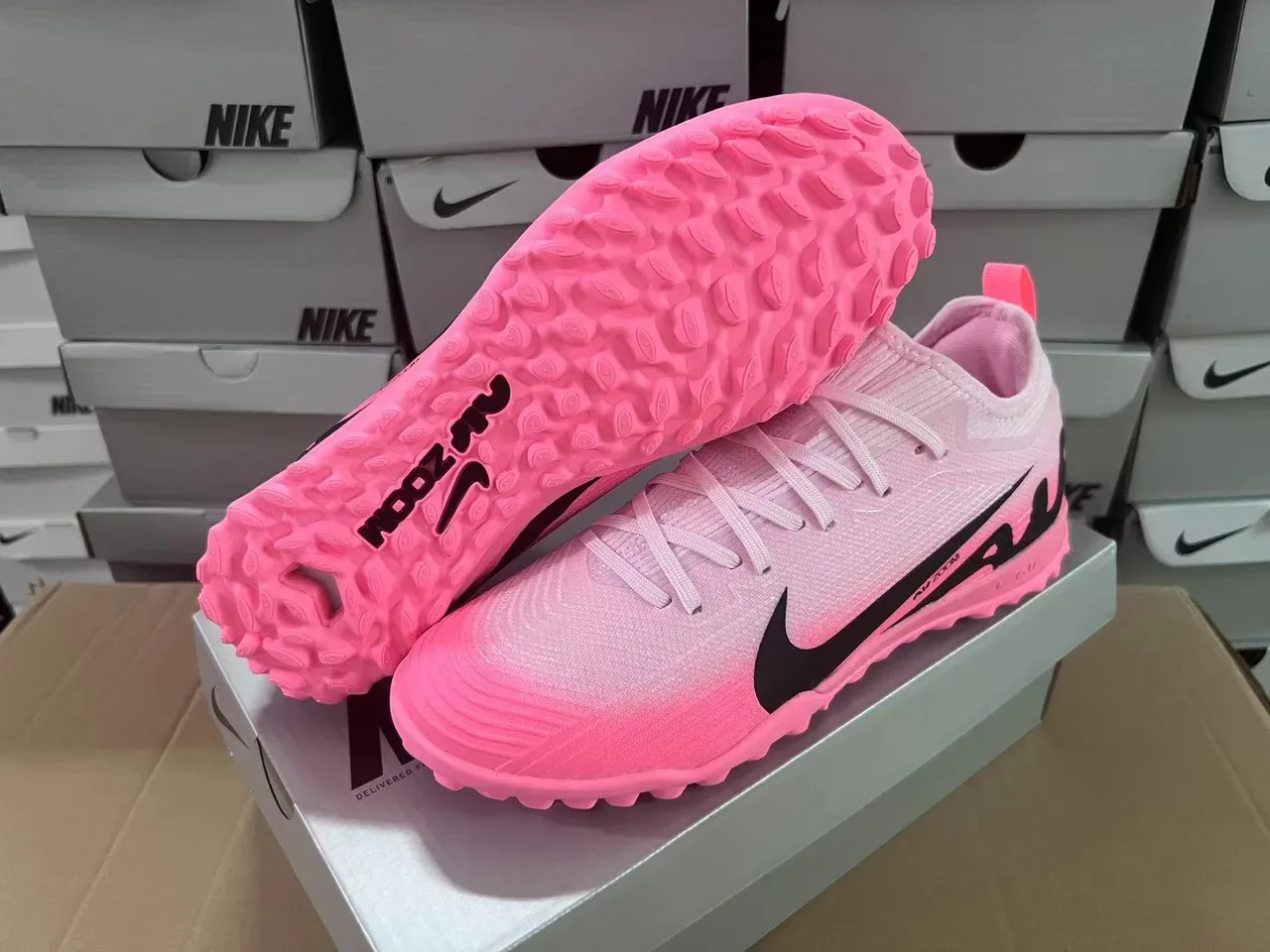 Nike Chaussures de football turf upper en tricot rose et noir semelle profil bas 7