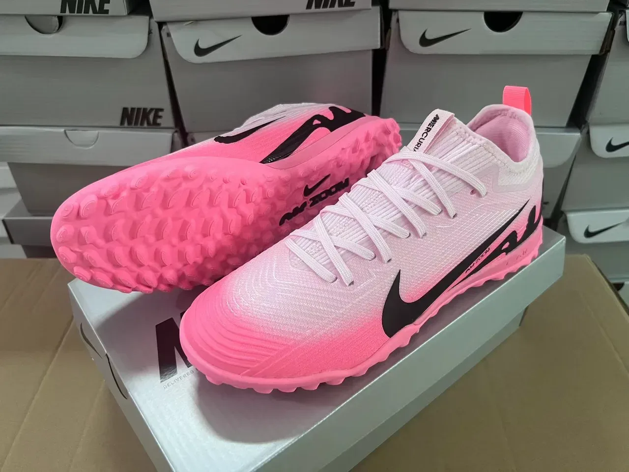 Nike Chaussures de football turf upper en tricot rose et noir semelle profil bas 8