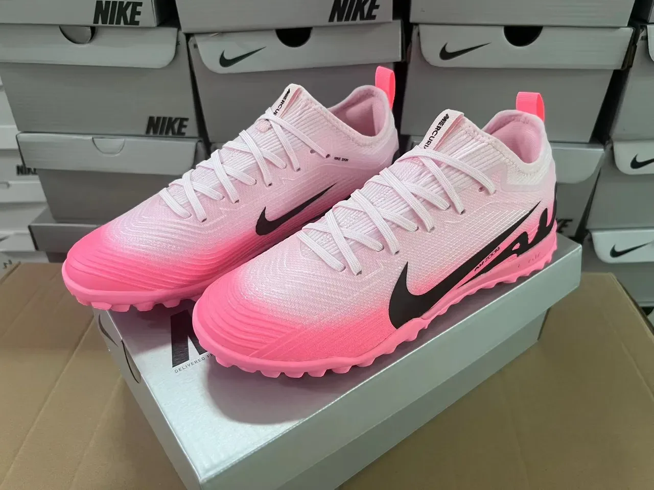 Nike Chaussures de football turf upper en tricot rose et noir semelle profil bas 9