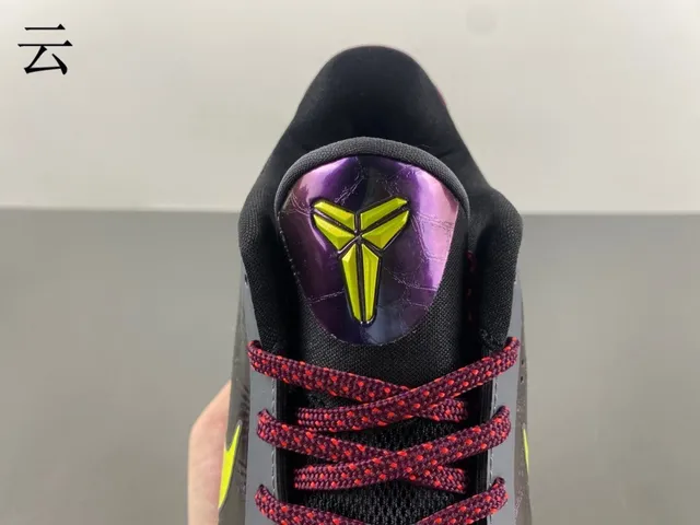 Nike Tênis de Basquete Roxo e Amarelo Alto com Parte Superior Iridescente 4