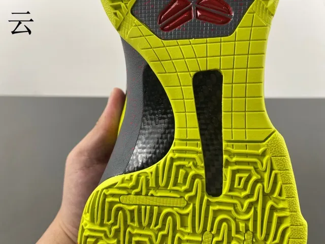 Nike Tênis de Basquete Roxo e Amarelo Alto com Parte Superior Iridescente 6