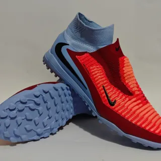Nike Vermelho e Azul Sapatos de Futebol Turf com Upper de Knit, Colar Assimétrico, Ajuste Sock-Fit