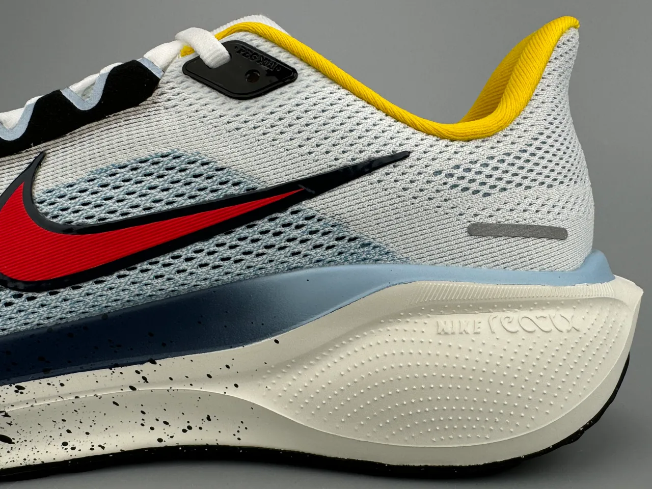 Nike Running Shoe White Navy Red Yellow Speckled Outsole Running Shoes 5