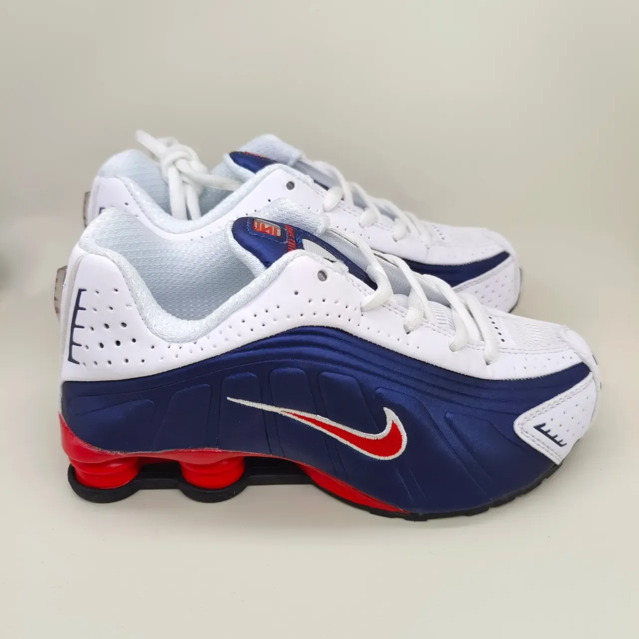Nike Shox White Gray Perforated Mesh Upper Sculpted Layered Midsole Lifestyle Sneakers 7