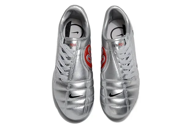 Nike सिल्वर ब्लैक मेटालिक क्विल्टेड ऊपरी लो-कट क्लेट फर्म ग्राउंड फुटबॉल जूते 2
