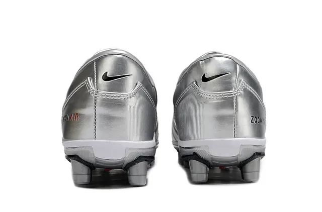 Nike सिल्वर ब्लैक मेटालिक क्विल्टेड ऊपरी लो-कट क्लेट फर्म ग्राउंड फुटबॉल जूते 4