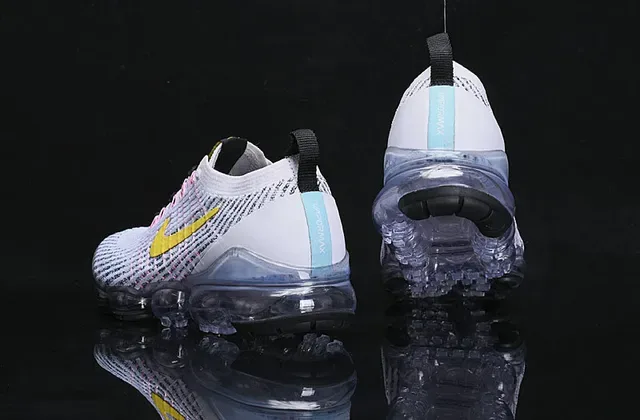 Nike White Black Engineered Knit Upper Full-Length Visible Air Sole Lifestyle Sneakers 11