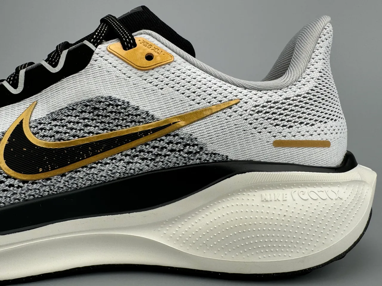 Nike White Black Engineered Knit Upper Metallic Gold Swoosh Running Shoes 7