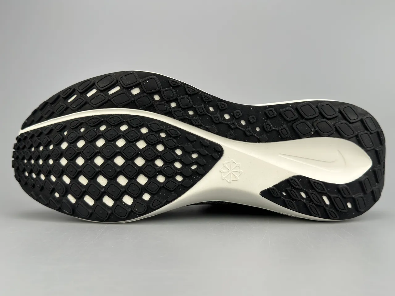 Nike White Black Engineered Knit Upper Metallic Gold Swoosh Running Shoes 8