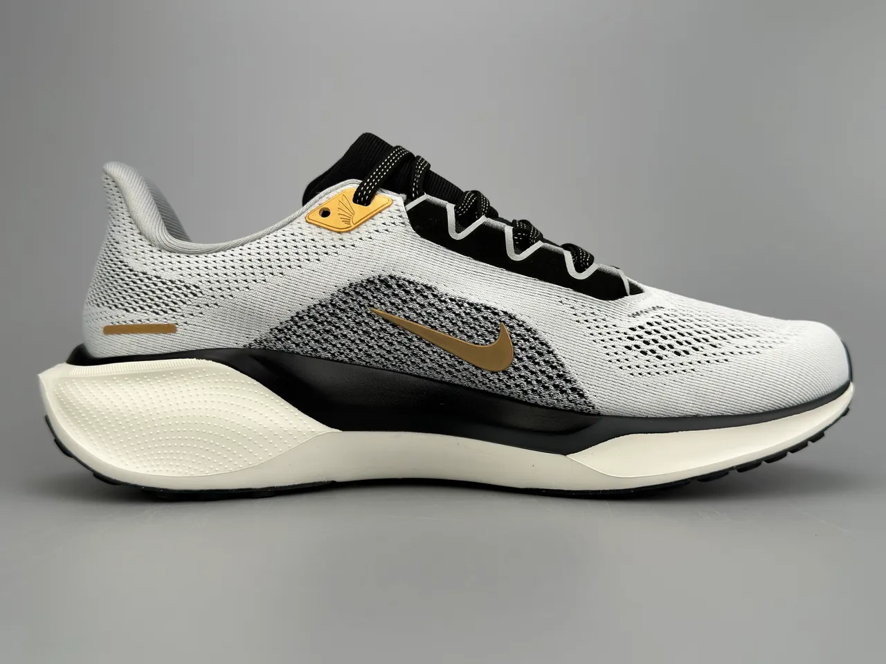 Nike White Black Engineered Knit Upper Metallic Gold Swoosh Running Shoes 10
