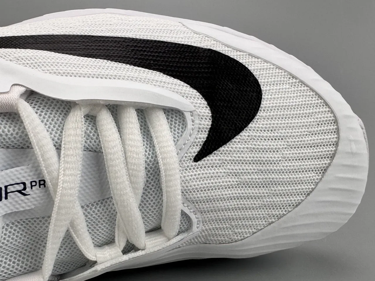 Nike أبيض أسود شبكة علوية سووش أكسنت لايف ستايل سنيكر 2
