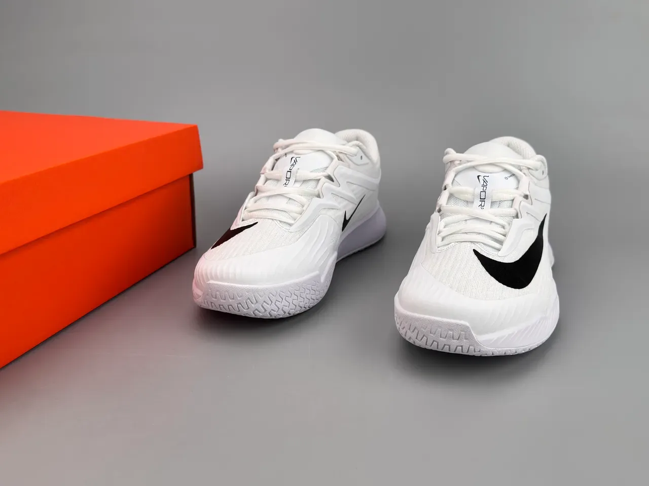 Nike أبيض أسود شبكة علوية سووش أكسنت لايف ستايل سنيكر 3