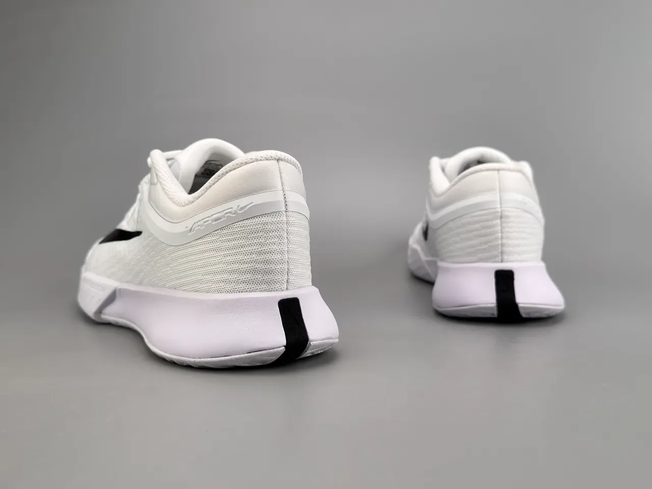 Nike أبيض أسود شبكة علوية سووش أكسنت لايف ستايل سنيكر 6