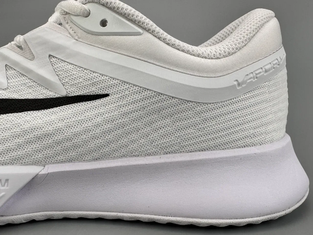 Nike أبيض أسود شبكة علوية سووش أكسنت لايف ستايل سنيكر 7