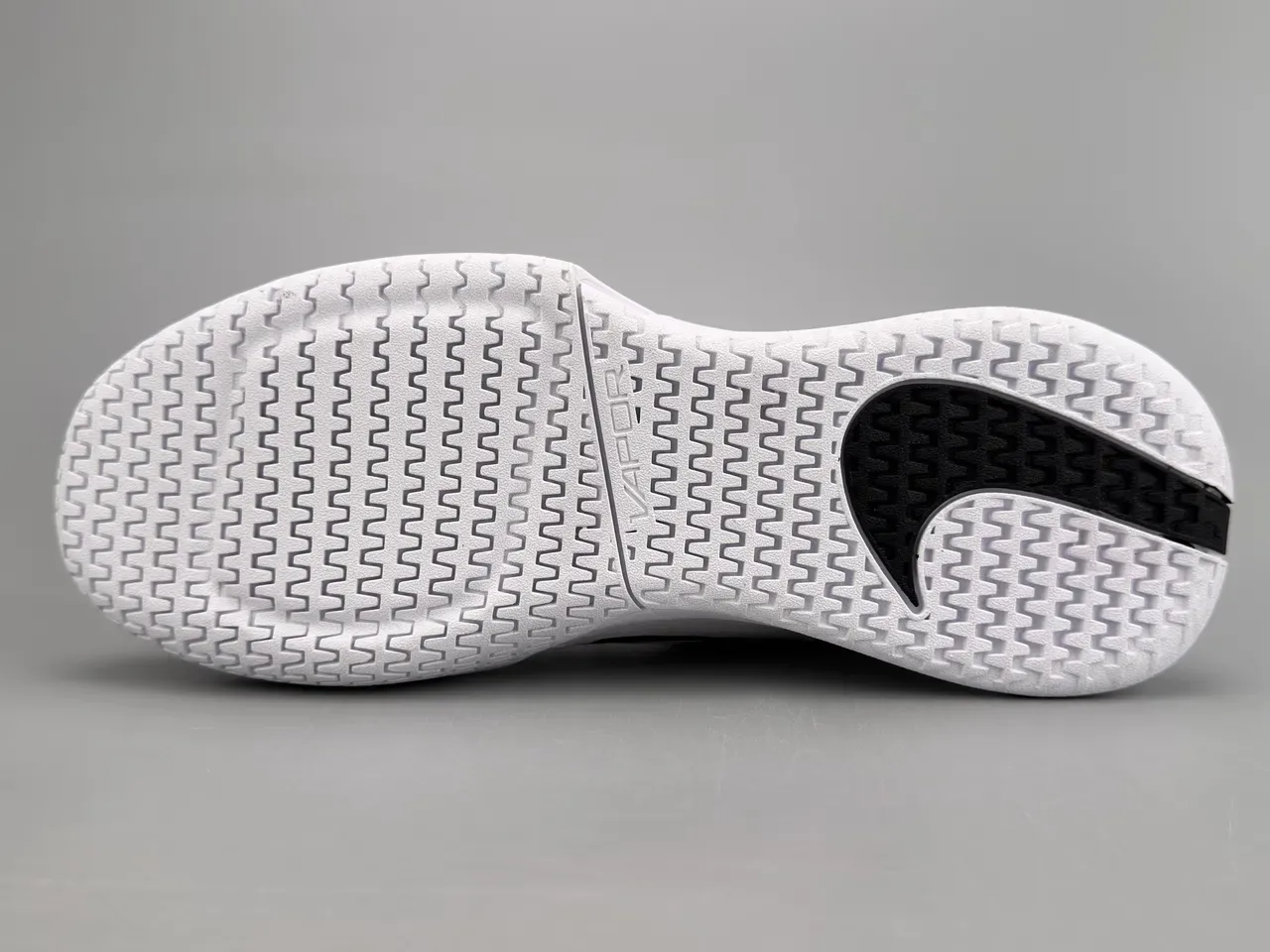Nike أبيض أسود شبكة علوية سووش أكسنت لايف ستايل سنيكر 8
