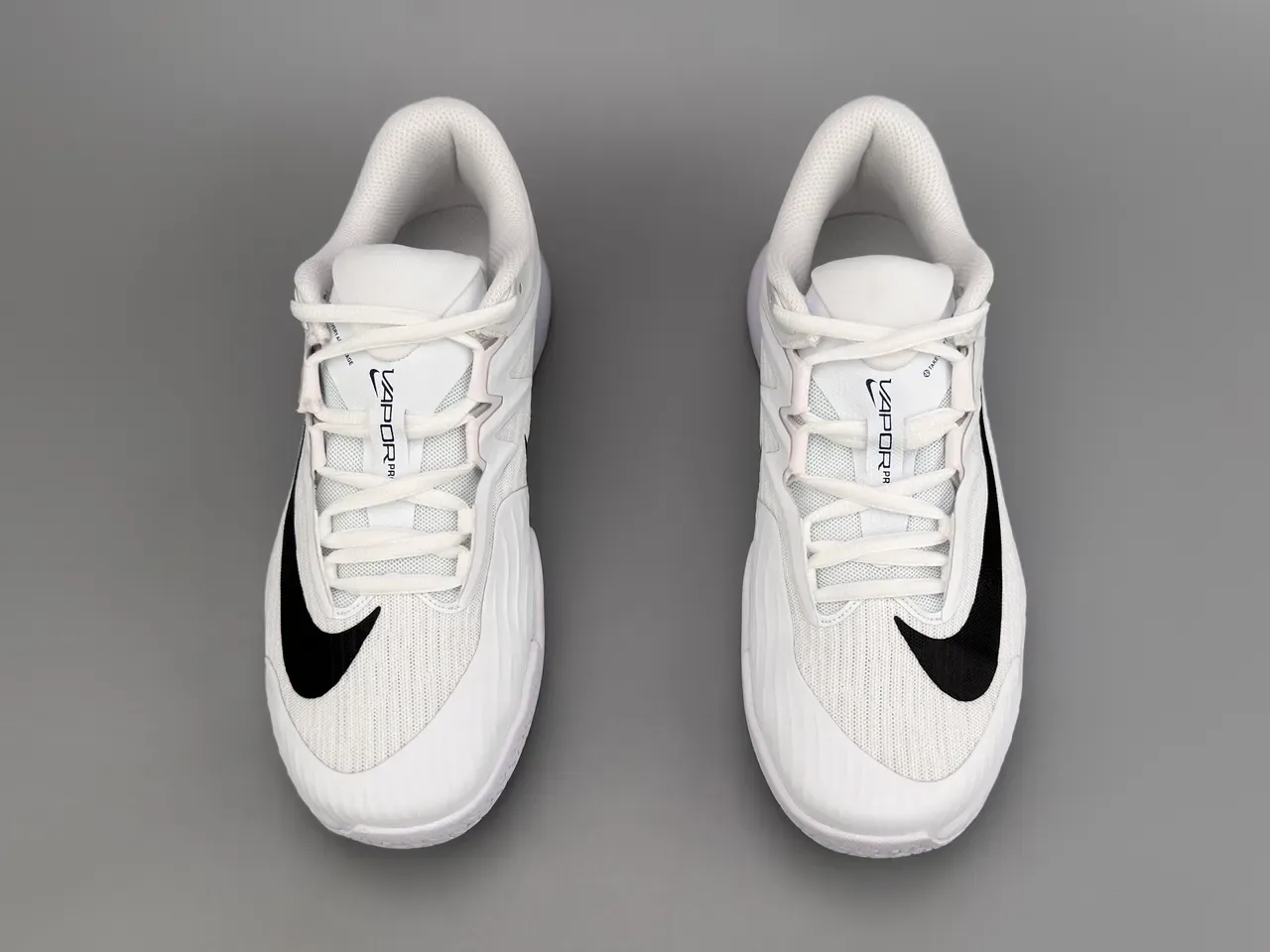 Nike أبيض أسود شبكة علوية سووش أكسنت لايف ستايل سنيكر 9