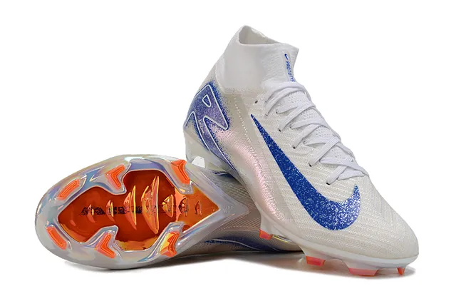 Nike Sapatos de futebol branco e azul de corte alto com ajuste de meia na parte superior, overlay gráfico iridiscente, superfície de firme 2