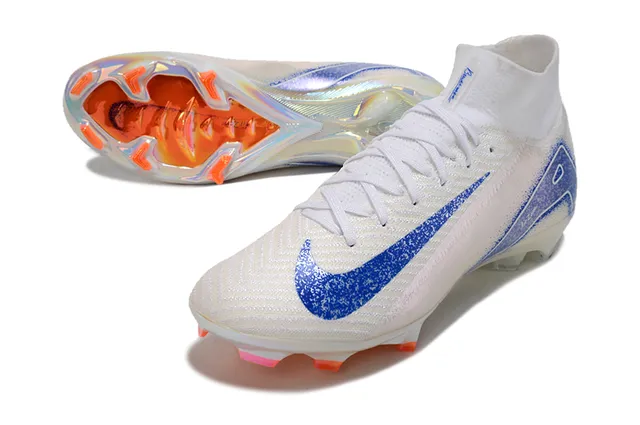 Nike Sapatos de futebol branco e azul de corte alto com ajuste de meia na parte superior, overlay gráfico iridiscente, superfície de firme 3