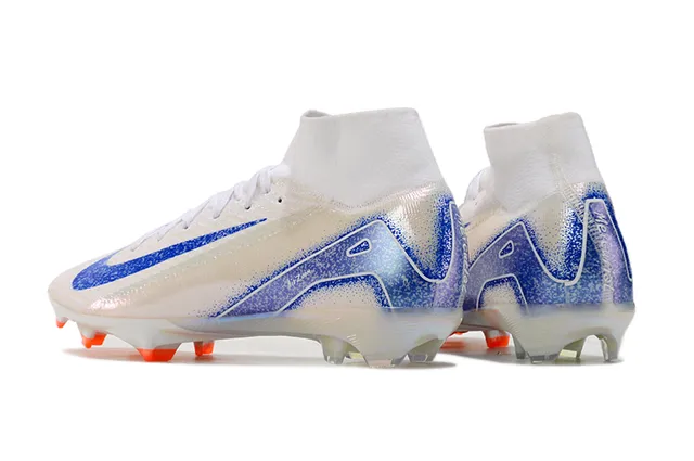 Nike Sapatos de futebol branco e azul de corte alto com ajuste de meia na parte superior, overlay gráfico iridiscente, superfície de firme 4