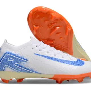 Nike Chaussures de Football Blancs et Bleus avec Upper en Maille Ajustement Dynamique et Collier Firm-Ground