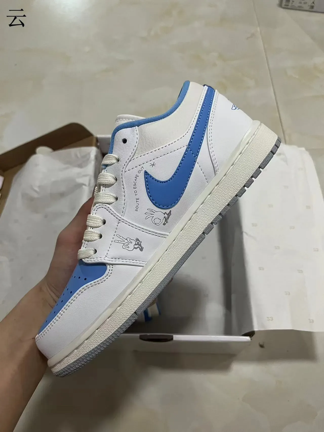 Nike White Blue Low-Top Leather Upper Lifestyle Sneakers 4