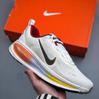 Nike أحذية جري بيضاء برتقالية مع طبقة علوية من الشبكة المصممة مرئية مع تامير Zoom X