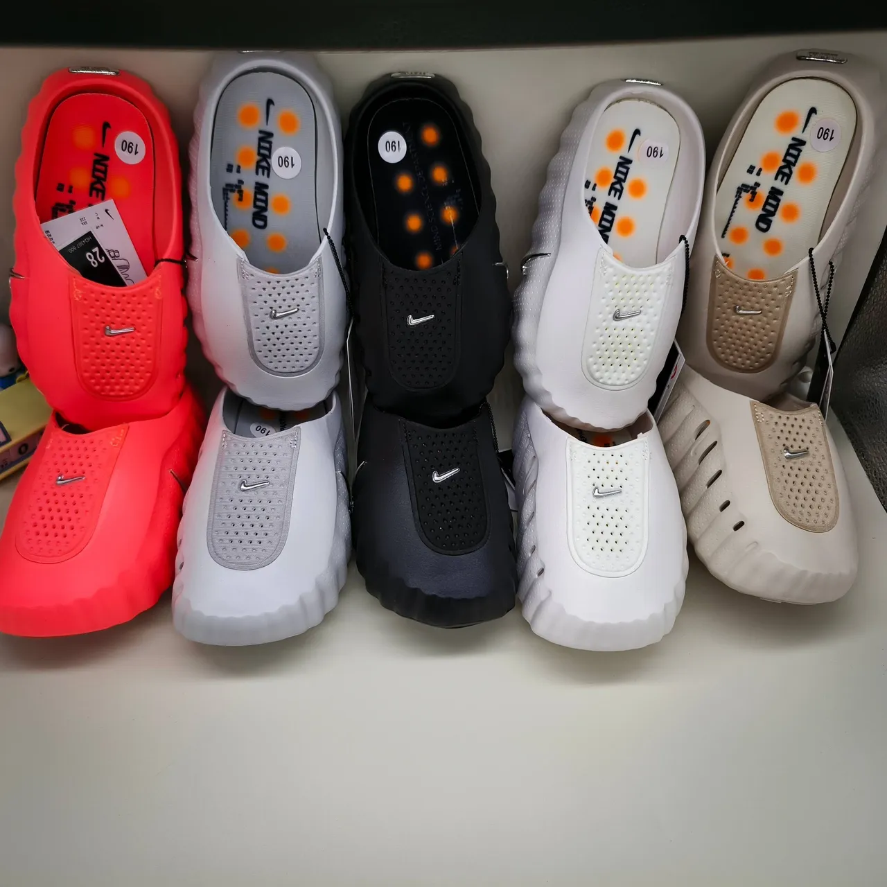 Nike 白银 镂空网布鞋面 模具压纹鞋底 凉拖 2