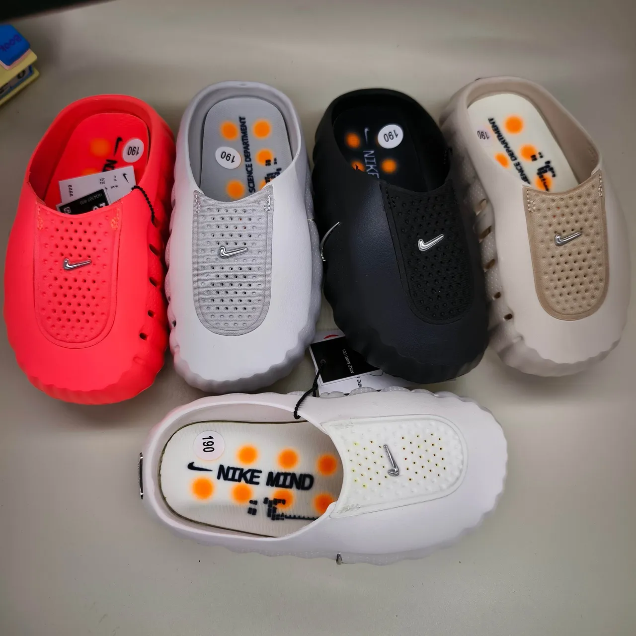 Nike 白银 镂空网布鞋面 模具压纹鞋底 凉拖 3