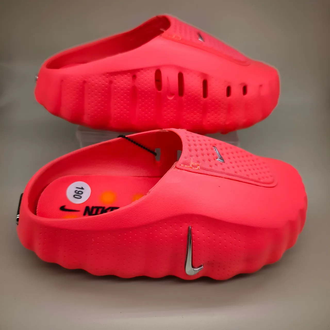 Nike 白银 镂空网布鞋面 模具压纹鞋底 凉拖 5