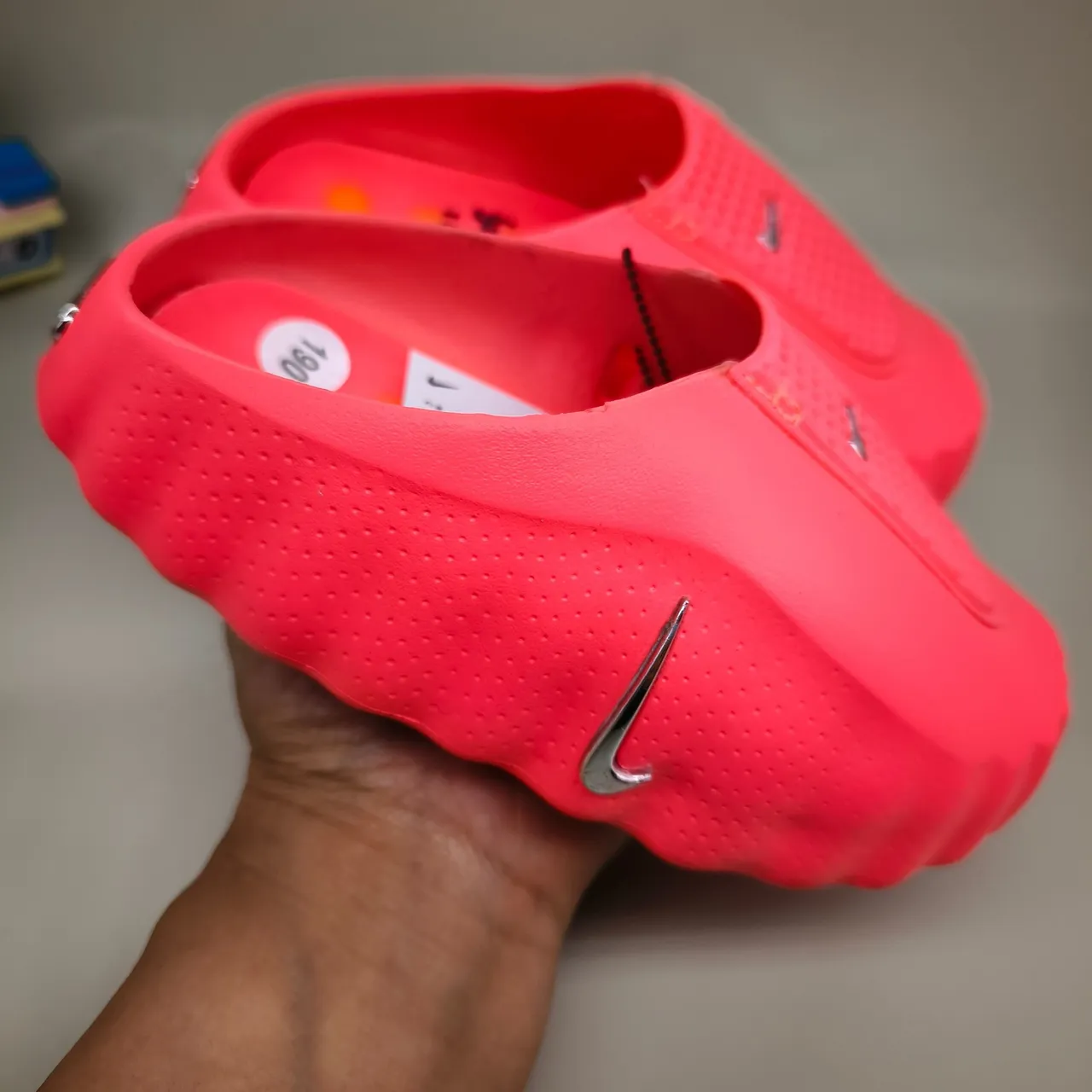 Nike 白银 镂空网布鞋面 模具压纹鞋底 凉拖 8