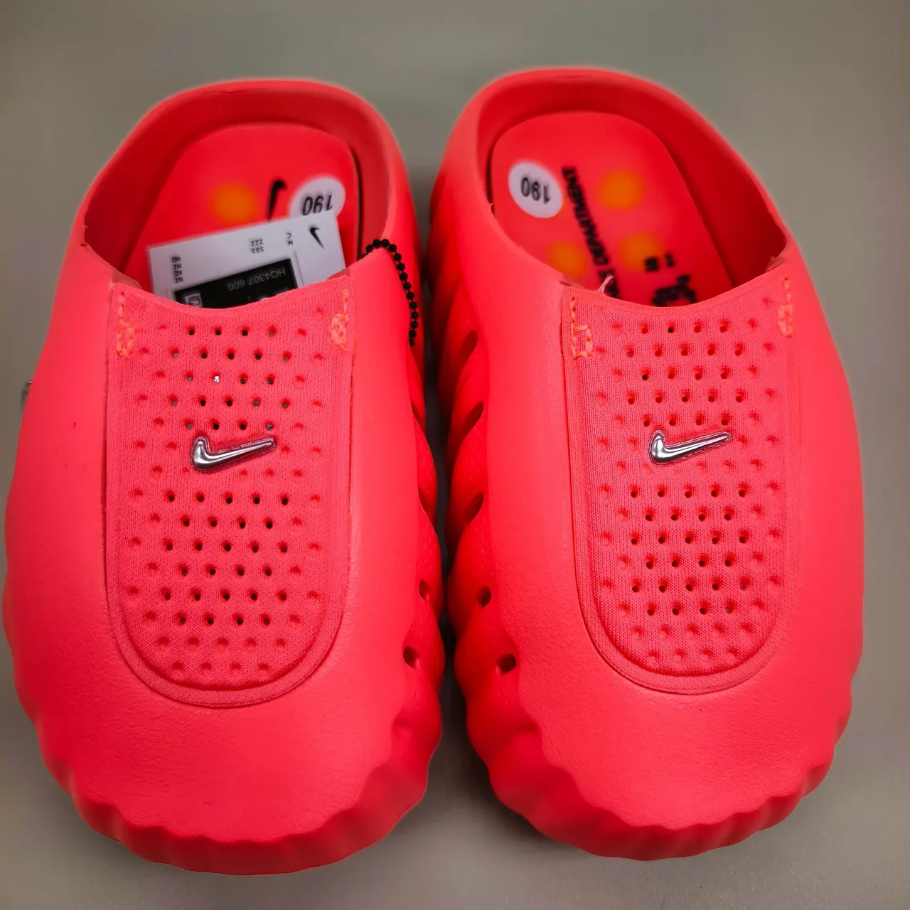 Nike 白银 镂空网布鞋面 模具压纹鞋底 凉拖 9