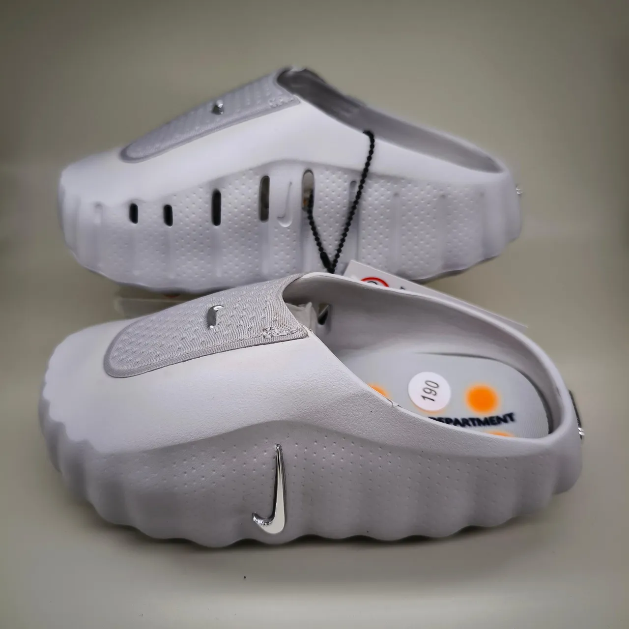 Nike 白银 镂空网布鞋面 模具压纹鞋底 凉拖 10