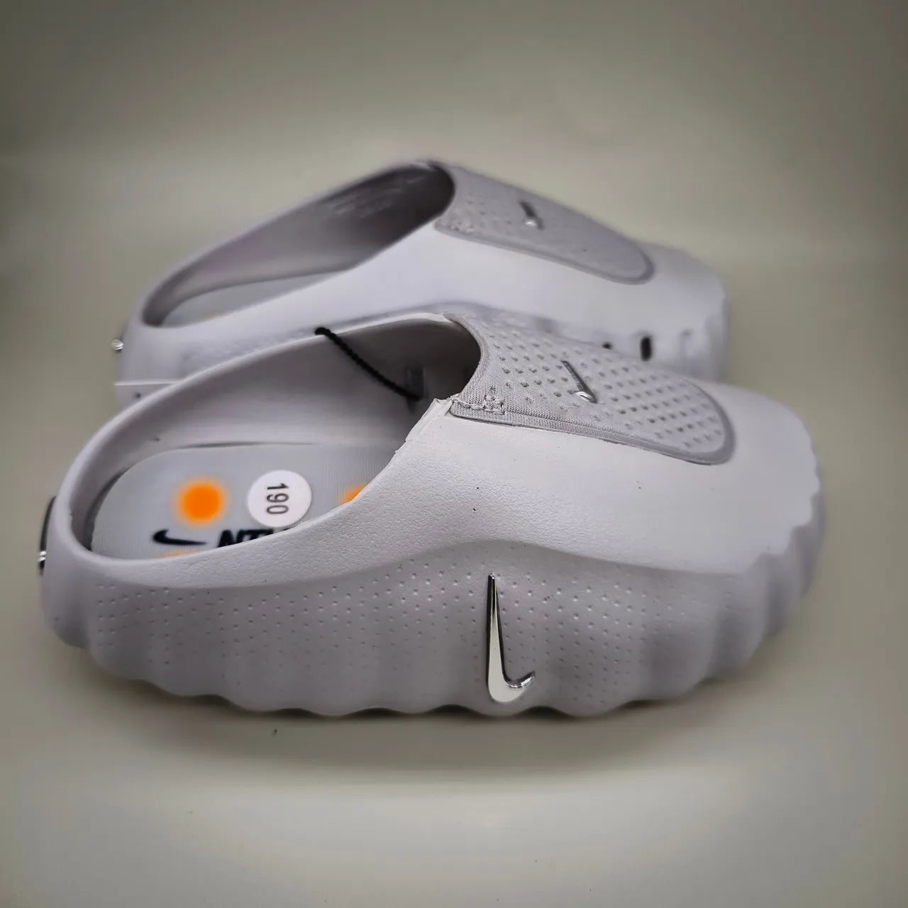 Nike 白银 镂空网布鞋面 模具压纹鞋底 凉拖 11