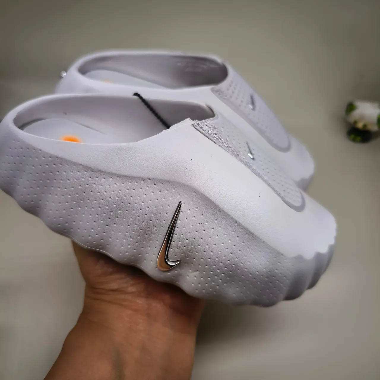 Nike 白银 镂空网布鞋面 模具压纹鞋底 凉拖 12