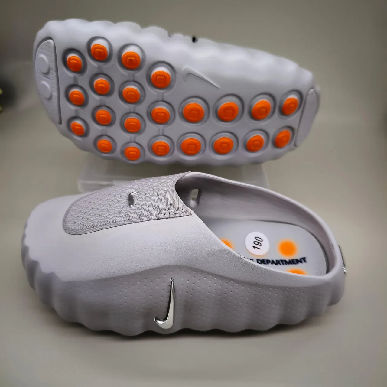 Nike 白银 镂空网布鞋面 模具压纹鞋底 凉拖 13