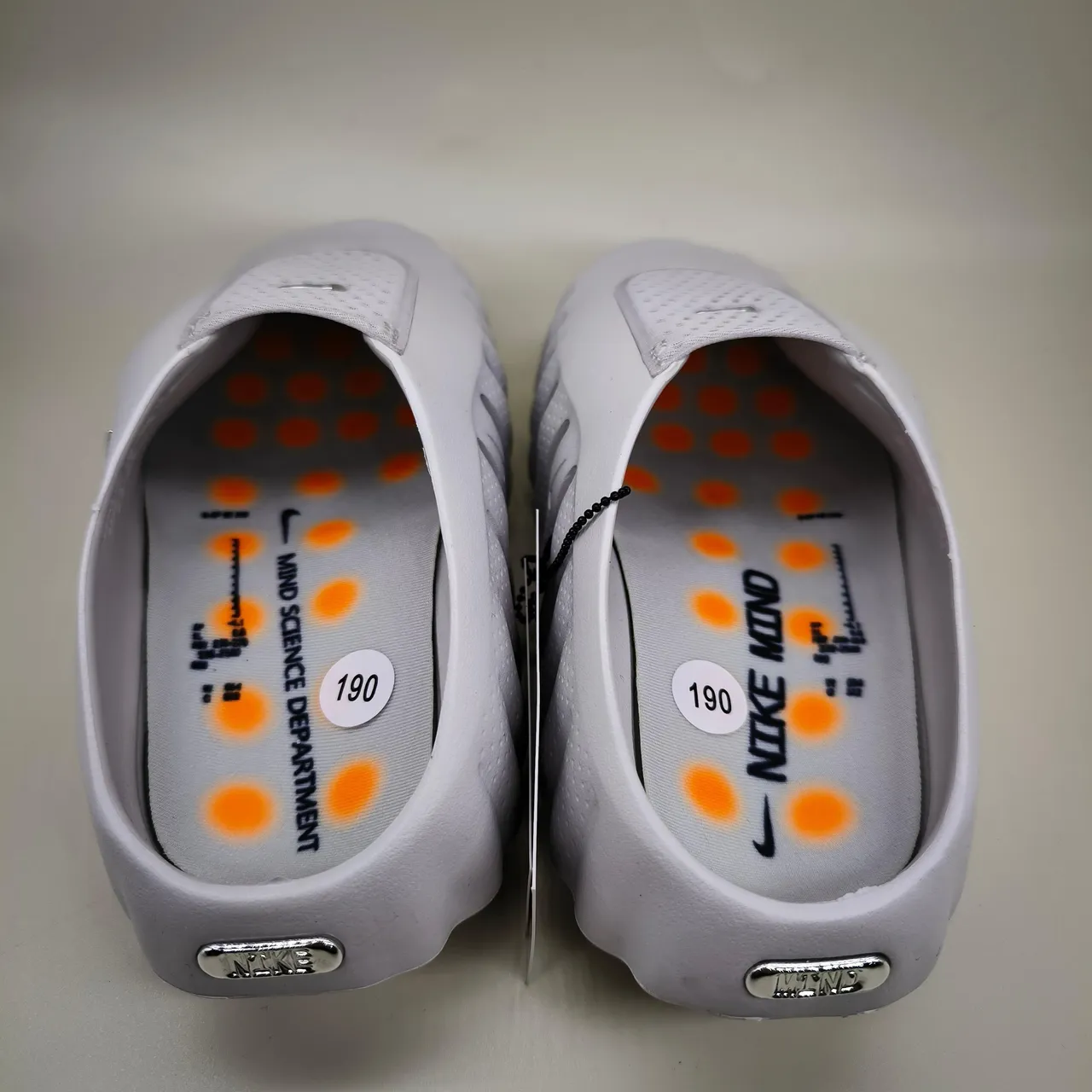 Nike 白银 镂空网布鞋面 模具压纹鞋底 凉拖 14