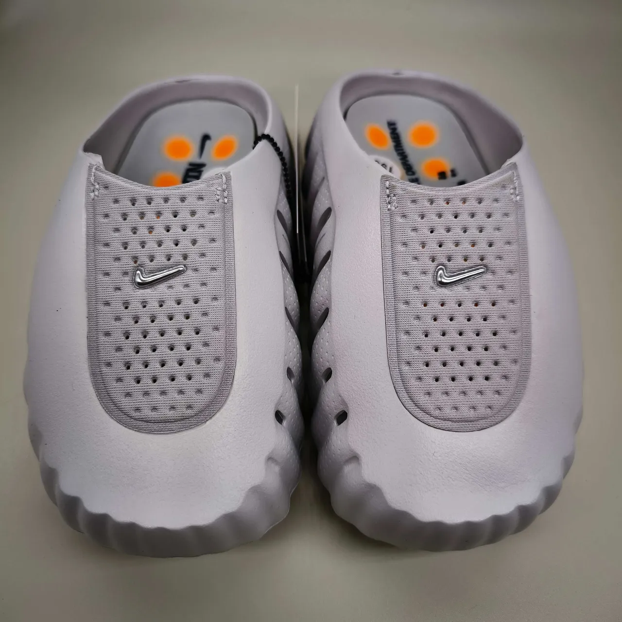 Nike 白银 镂空网布鞋面 模具压纹鞋底 凉拖 15