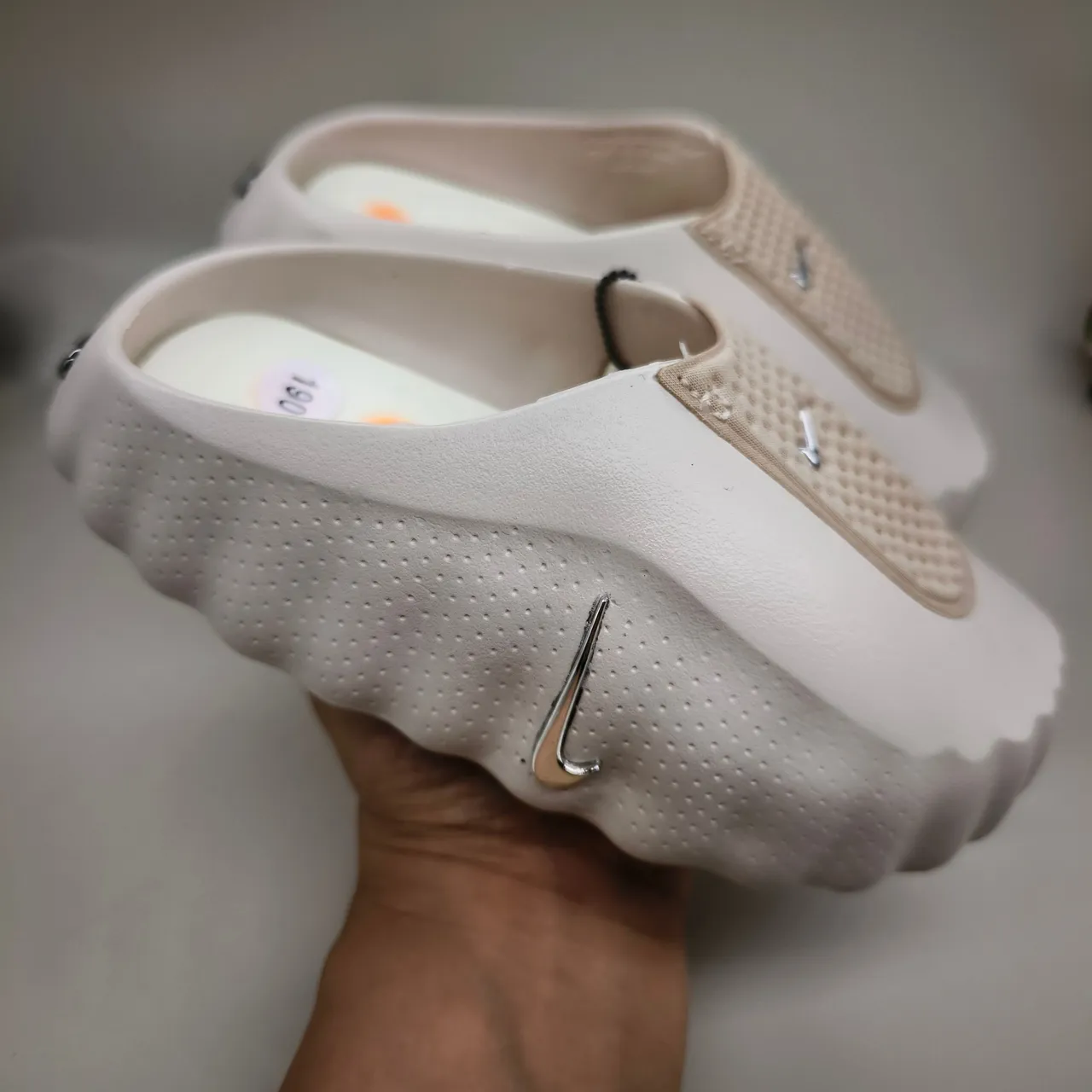 Nike 白银 镂空网布鞋面 模具压纹鞋底 凉拖 16