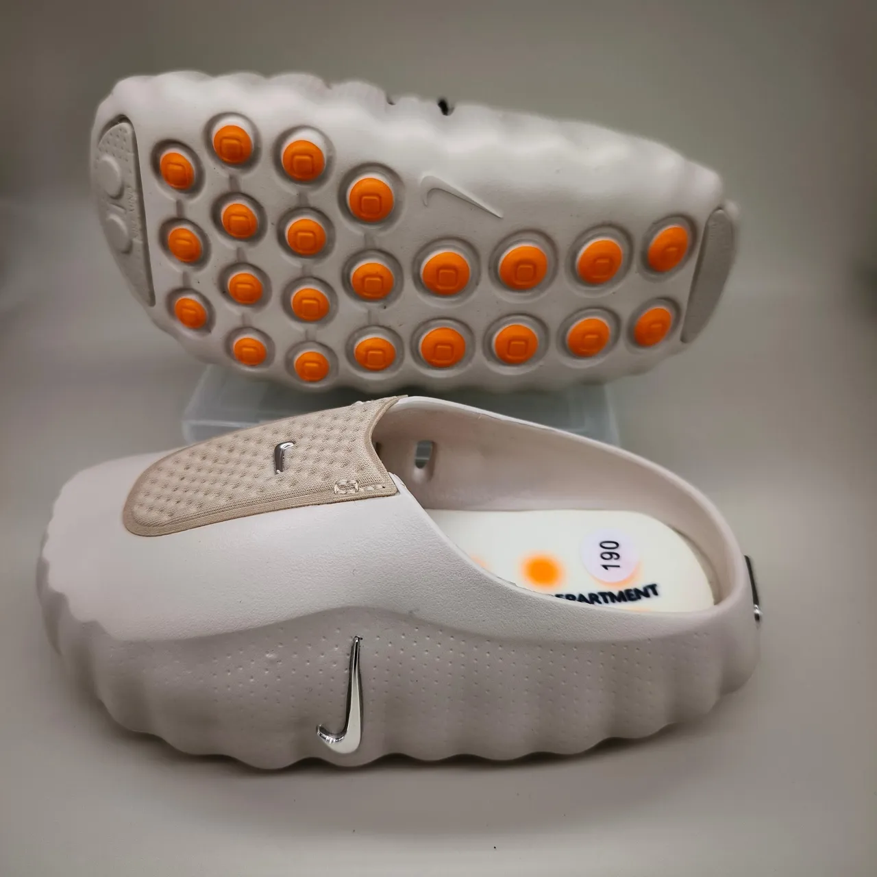 Nike 白银 镂空网布鞋面 模具压纹鞋底 凉拖 17