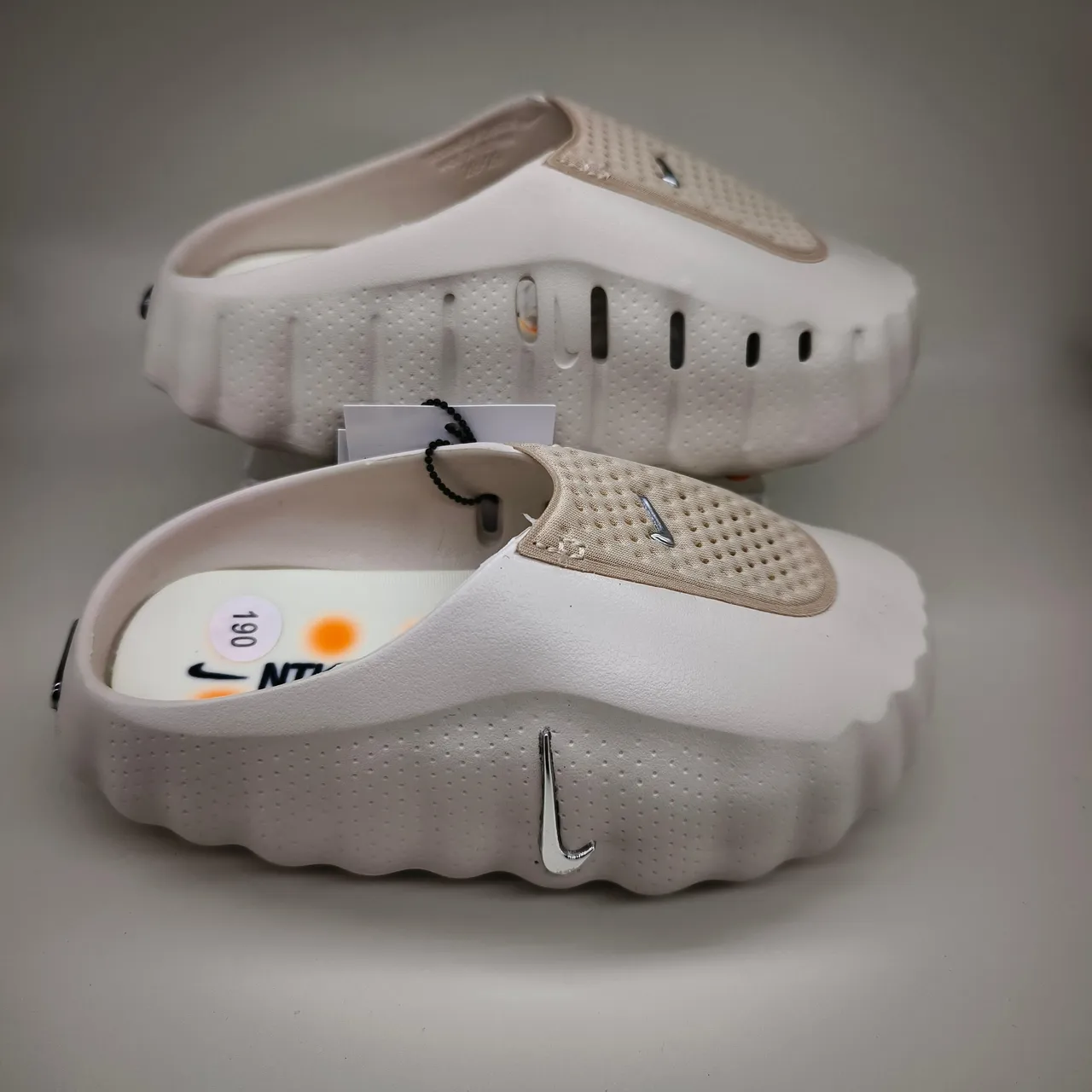 Nike 白银 镂空网布鞋面 模具压纹鞋底 凉拖 18