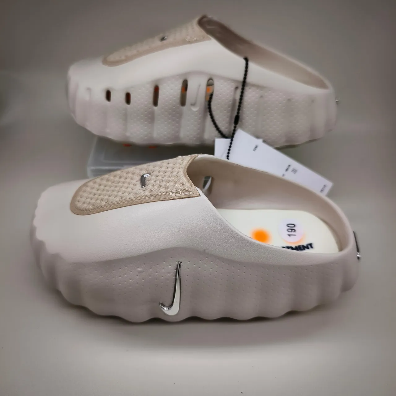 Nike 白银 镂空网布鞋面 模具压纹鞋底 凉拖 19