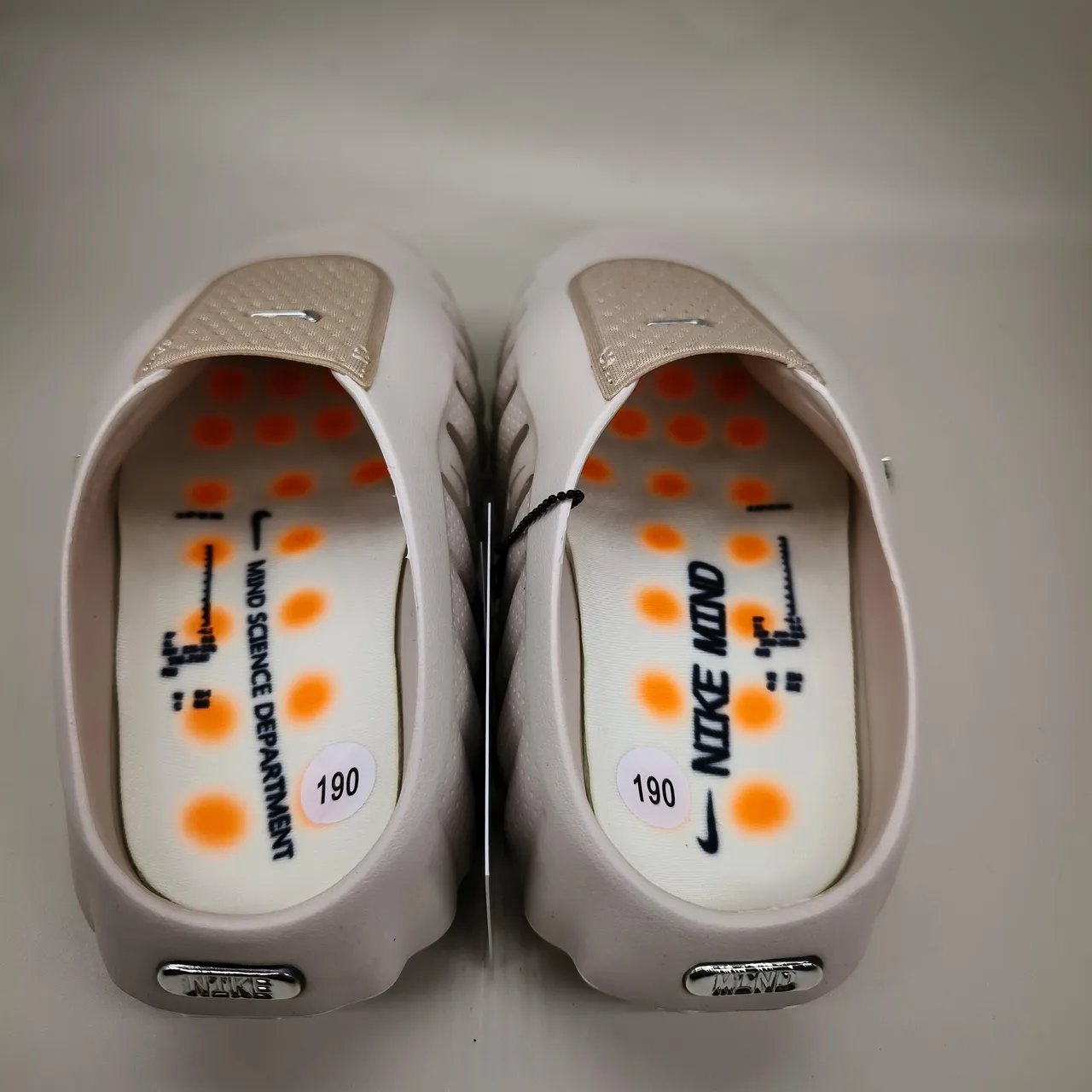 Nike 白银 镂空网布鞋面 模具压纹鞋底 凉拖 20