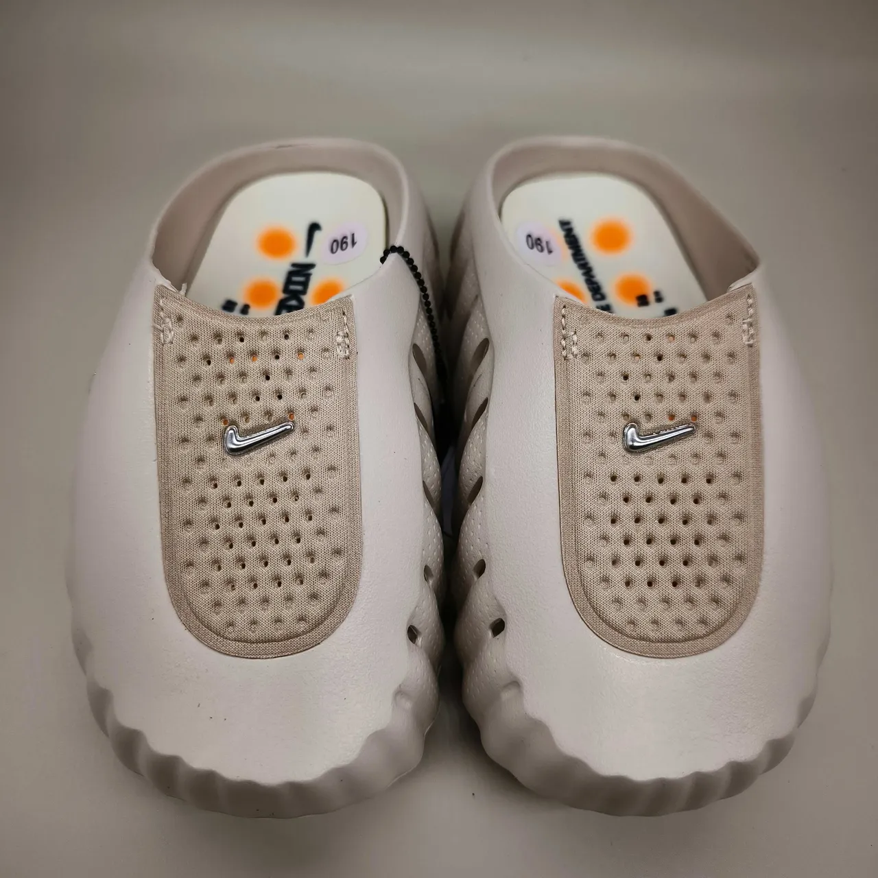 Nike 白银 镂空网布鞋面 模具压纹鞋底 凉拖 21