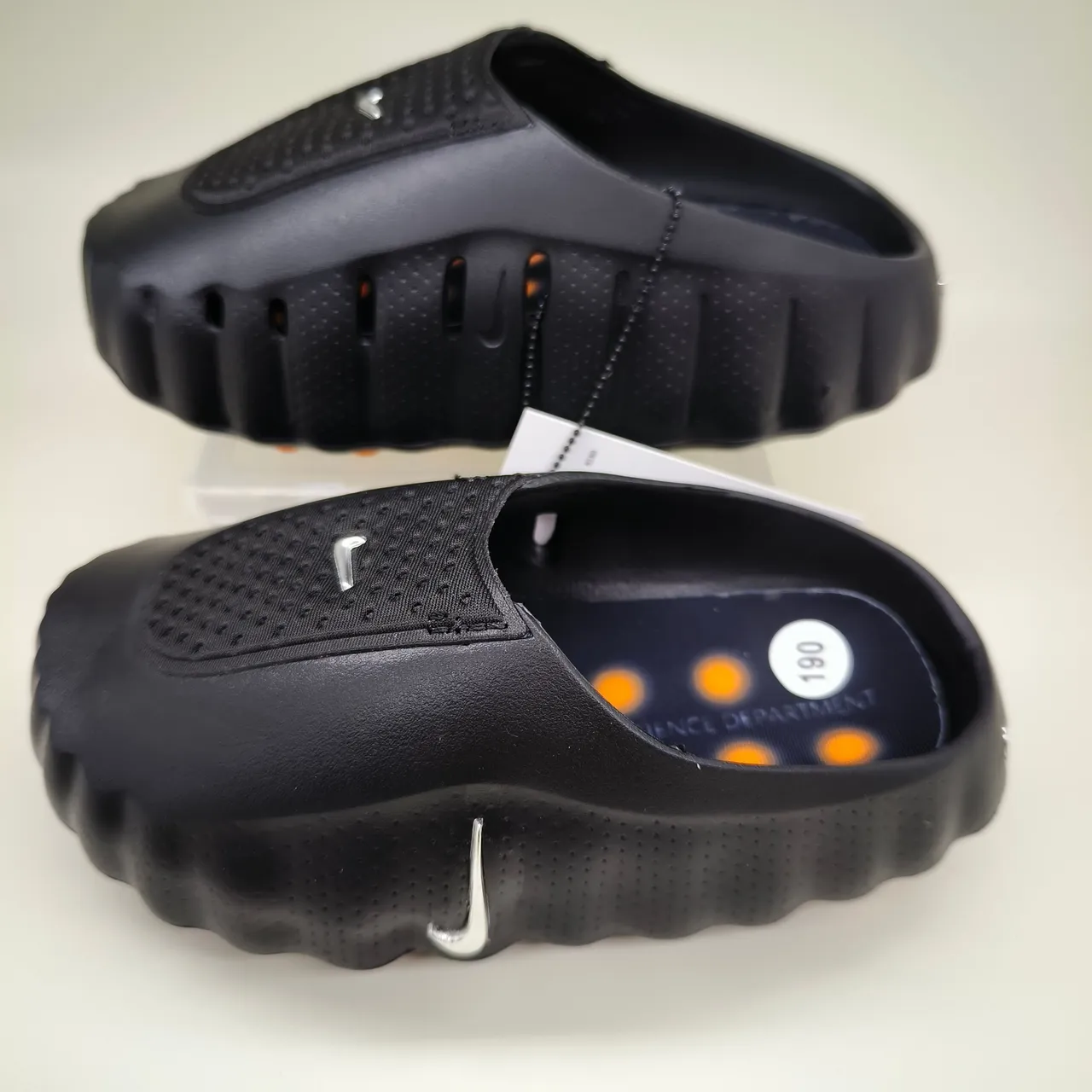 Nike 白银 镂空网布鞋面 模具压纹鞋底 凉拖 23