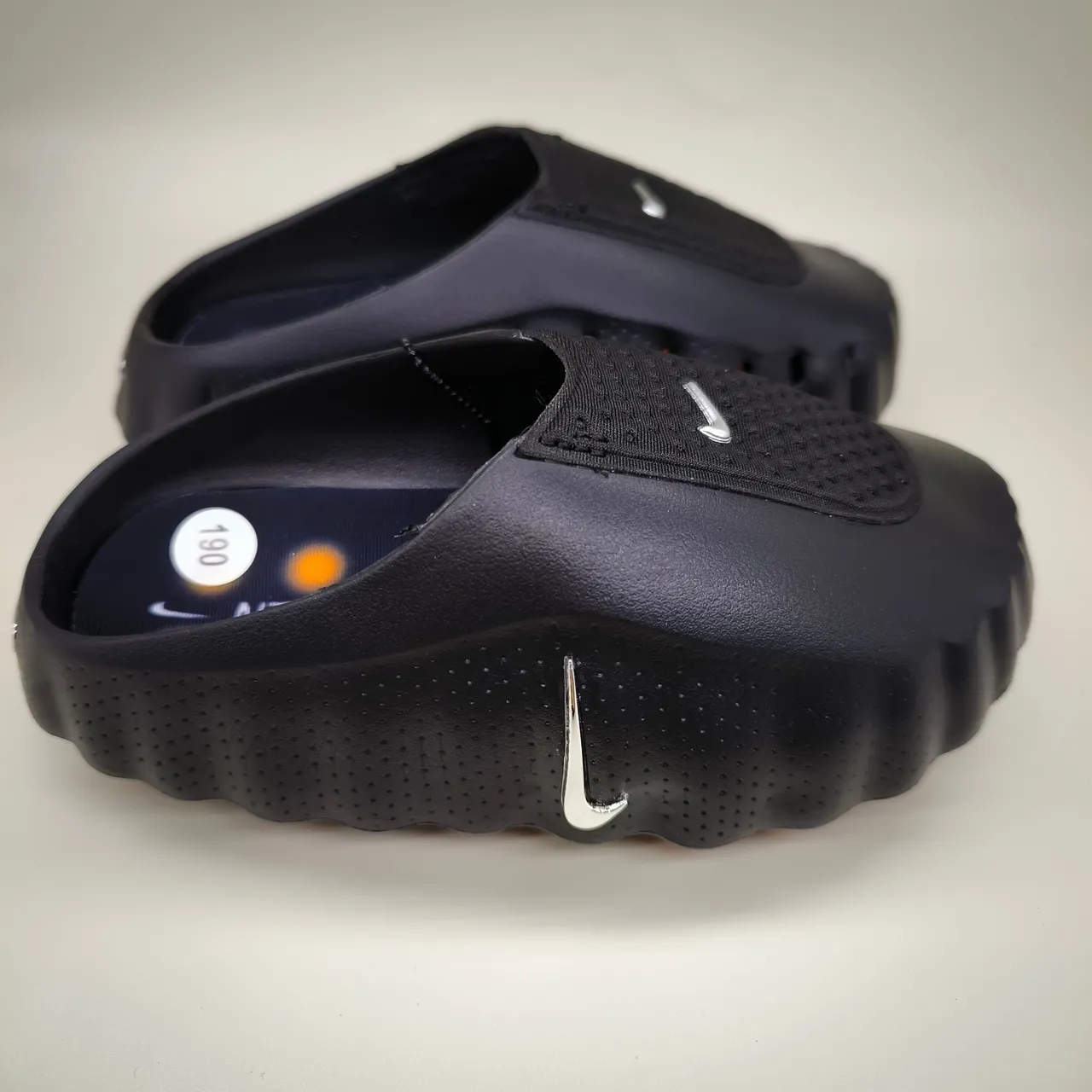 Nike 白银 镂空网布鞋面 模具压纹鞋底 凉拖 24