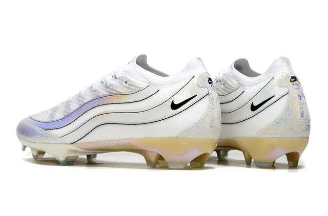 Nike Sapatos de futebol branco transparente low-cut com upper de knit com superposições de onda iridiscente em campo artificial 4